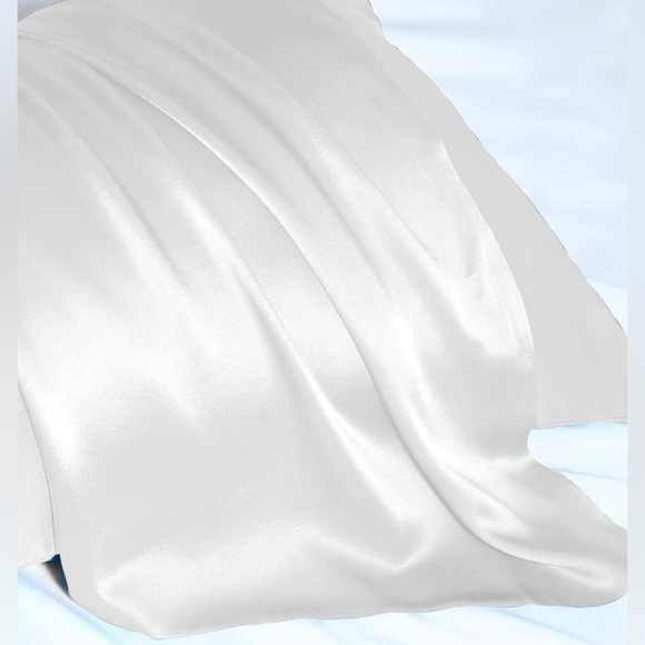 2 Silk Pillowcases - Picture 2 of 16